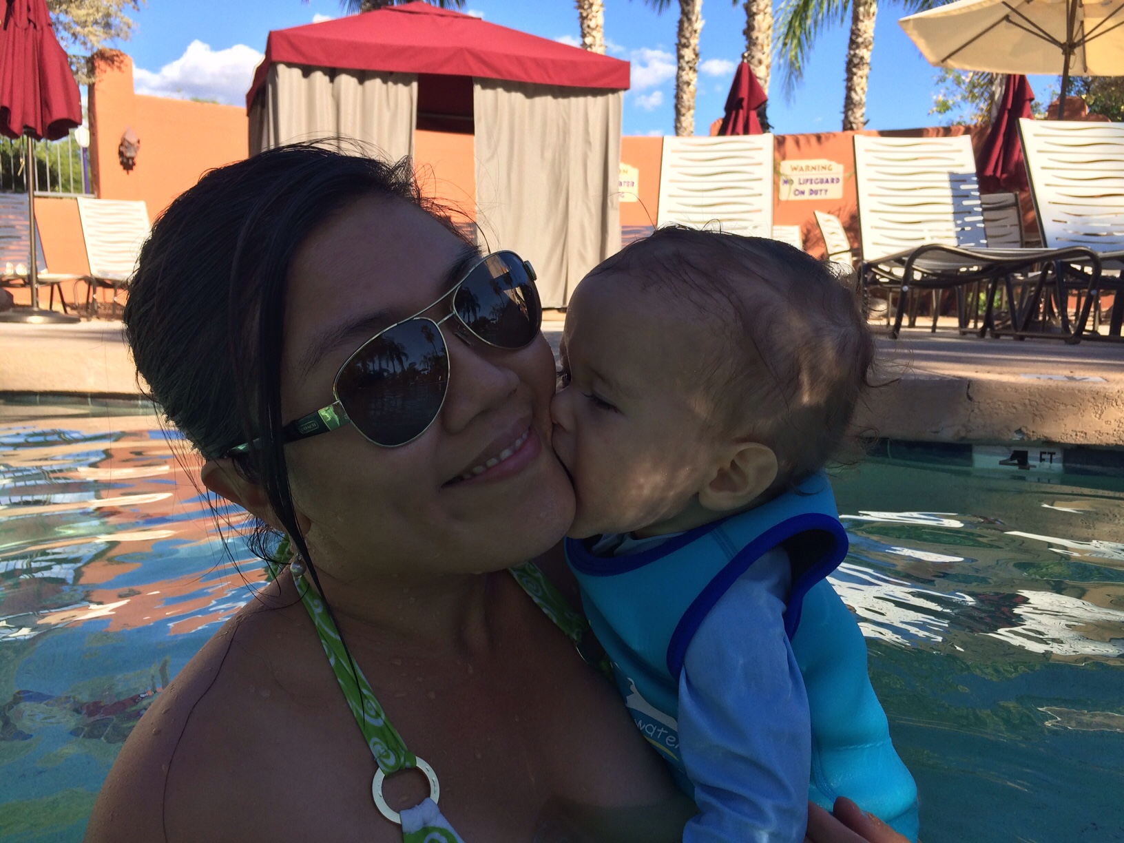 Kisses in the pool